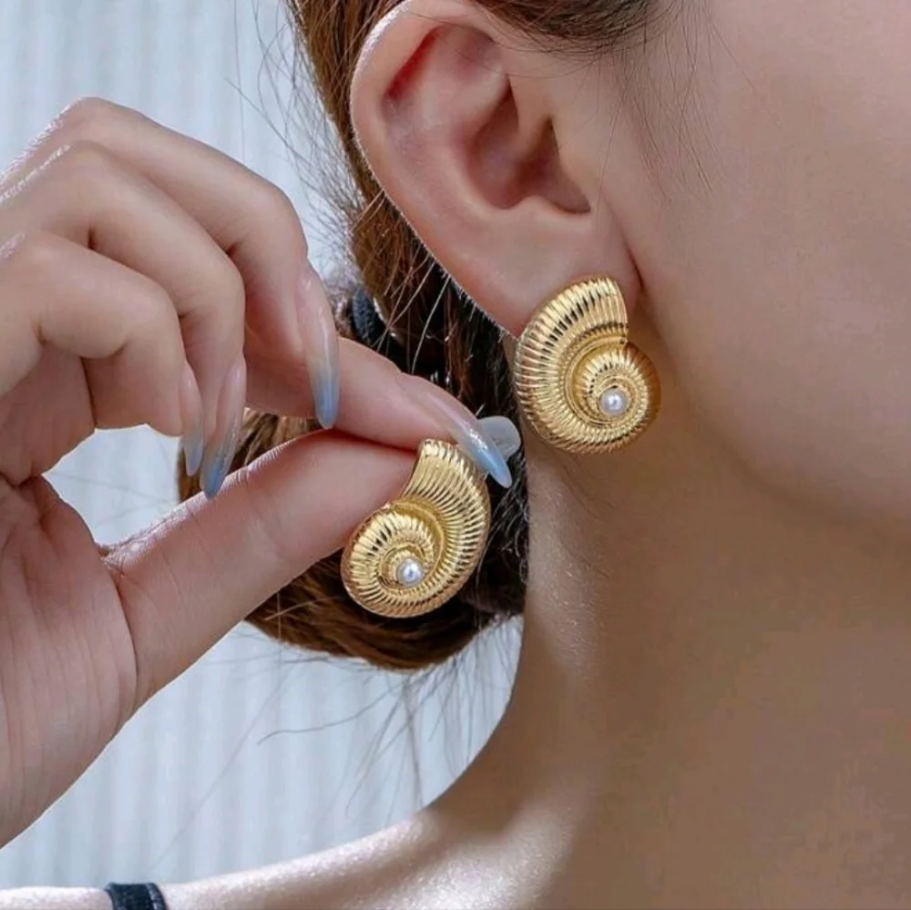 Gold tone Moon Seashell pearl style statement earrings shell gold tone earrings - Picture 2 of 4